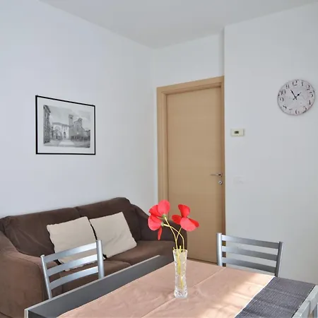 Simplistic In With Balcony Terrace דרביו