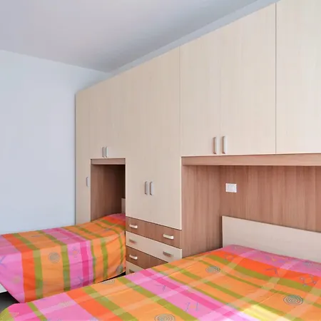 Simplistic In With Balcony Terrace דירה