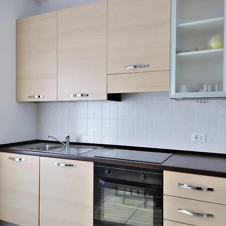 דירה Simplistic In With Balcony Terrace דרביו