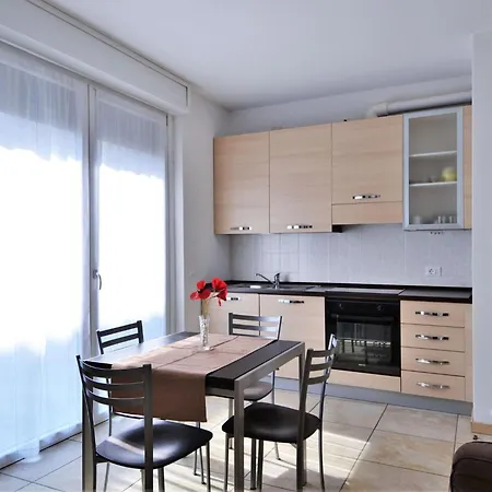 Simplistic In With Balcony Terrace דרביו
