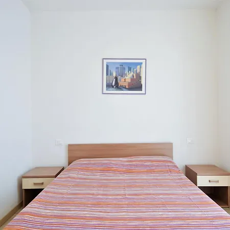 דירה Simplistic In With Balcony Terrace דרביו