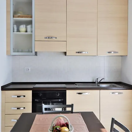 דירה Simplistic In With Balcony Terrace דרביו