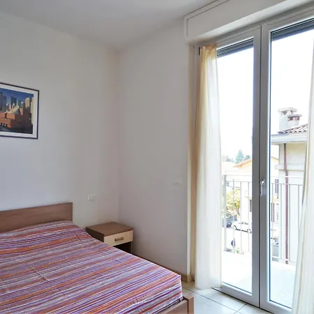 Simplistic In With Balcony Terrace דרביו