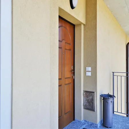 Simplistic In With Balcony Terrace דרביו