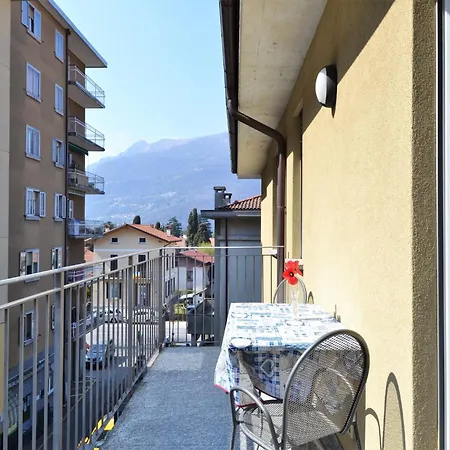 Simplistic In With Balcony Terrace דרביו