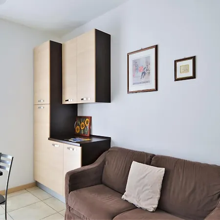 Apartamento Simplistic In With Balcony Terrace